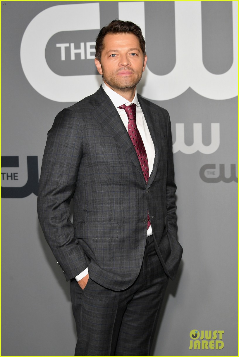 supernaturals misha collins heading back to the cw for gotham knights 04