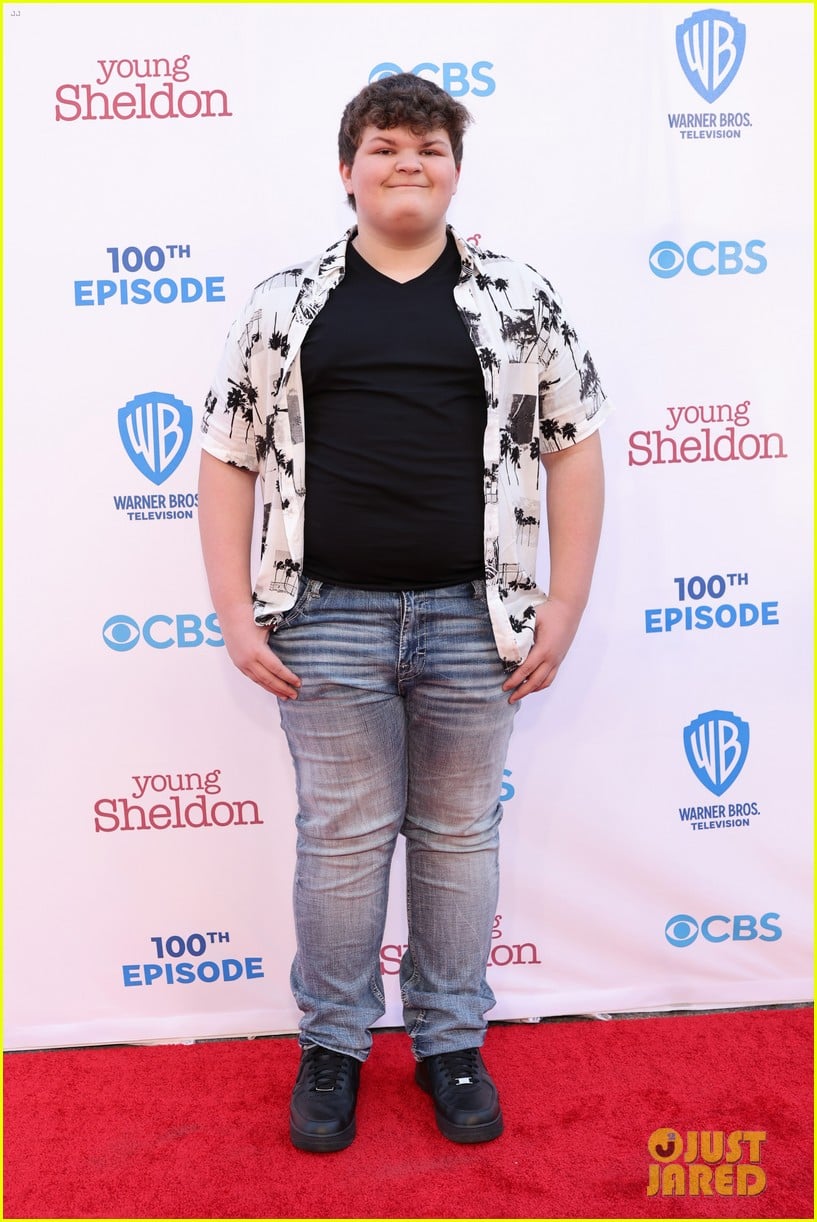 iain armitage and young sheldon cast celebrate upcoming 100th episode 05