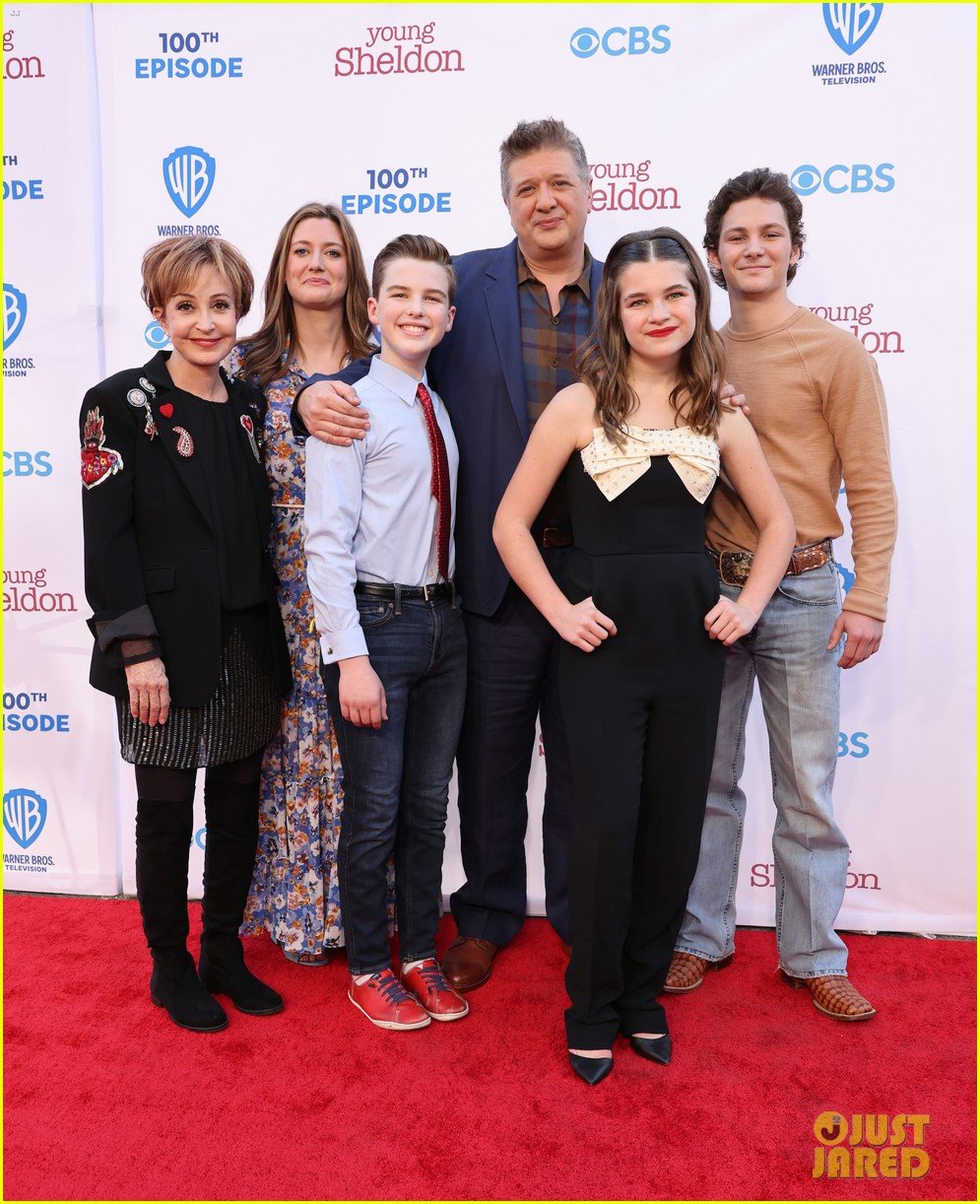 iain armitage and young sheldon cast celebrate upcoming 100th episode 06