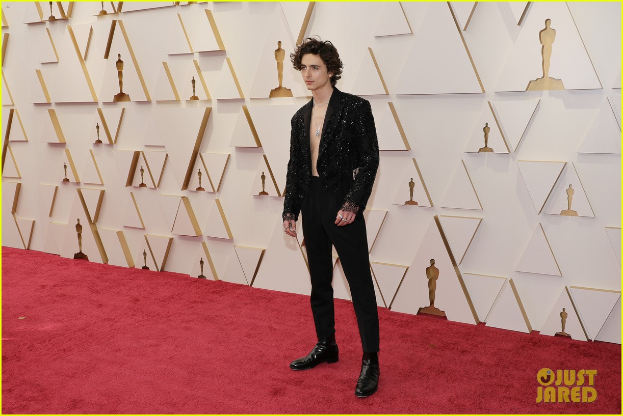 timothee chalamet goes for shirtless look at the oscars 2022 01
