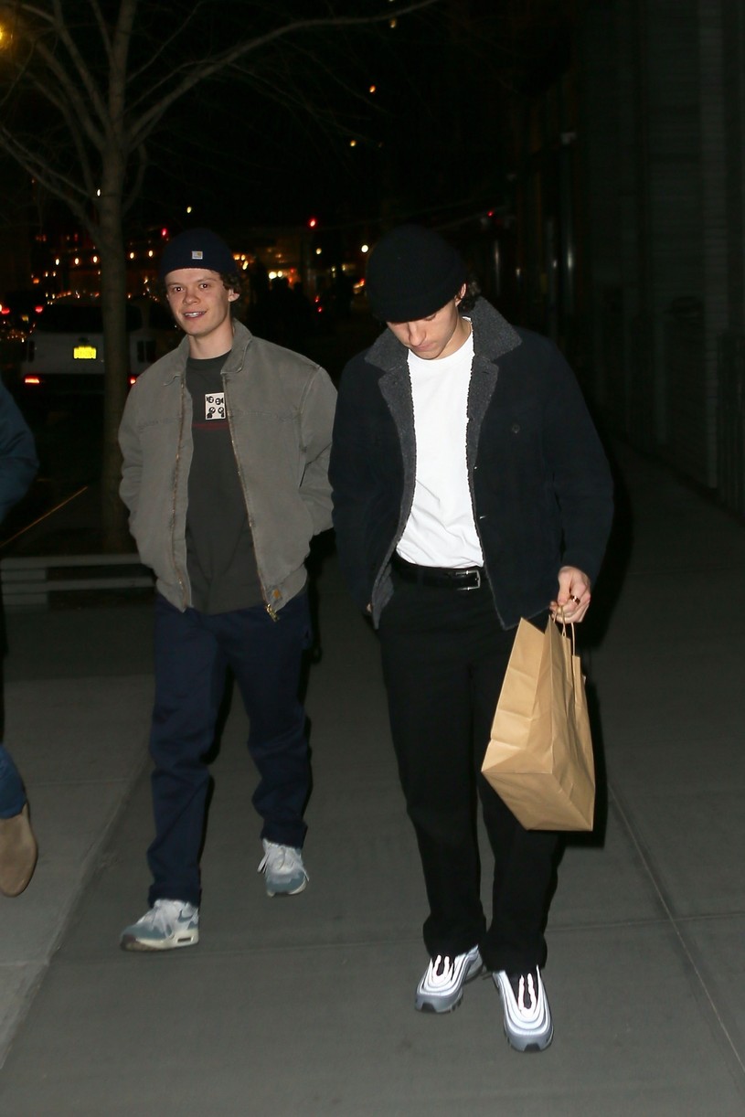 tom holland brother harry pick up takeaway dinner 01