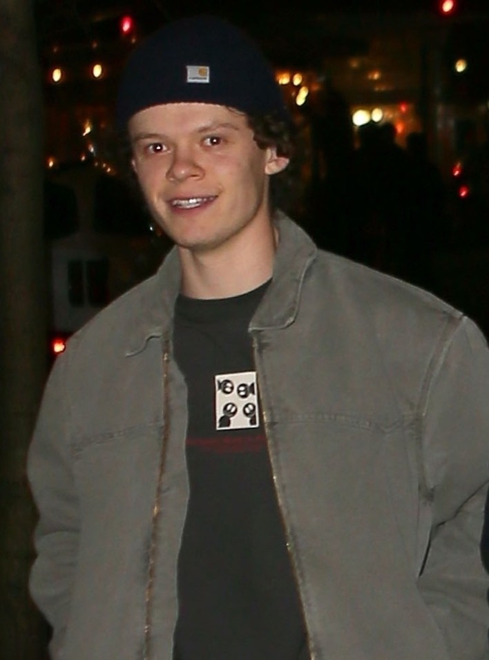 tom holland brother harry pick up takeaway dinner 02