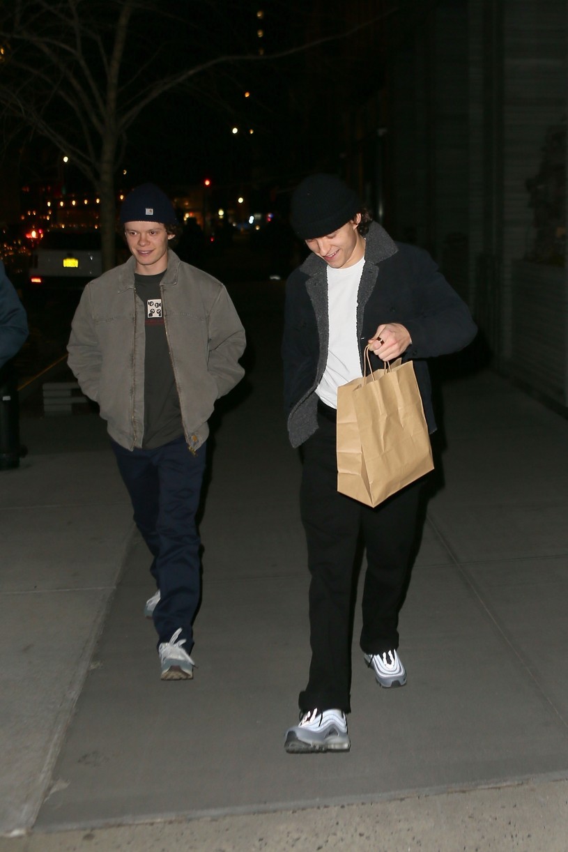 tom holland brother harry pick up takeaway dinner 05