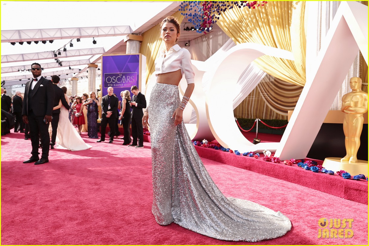 zendaya shines while arriving for the oscars 2022 05