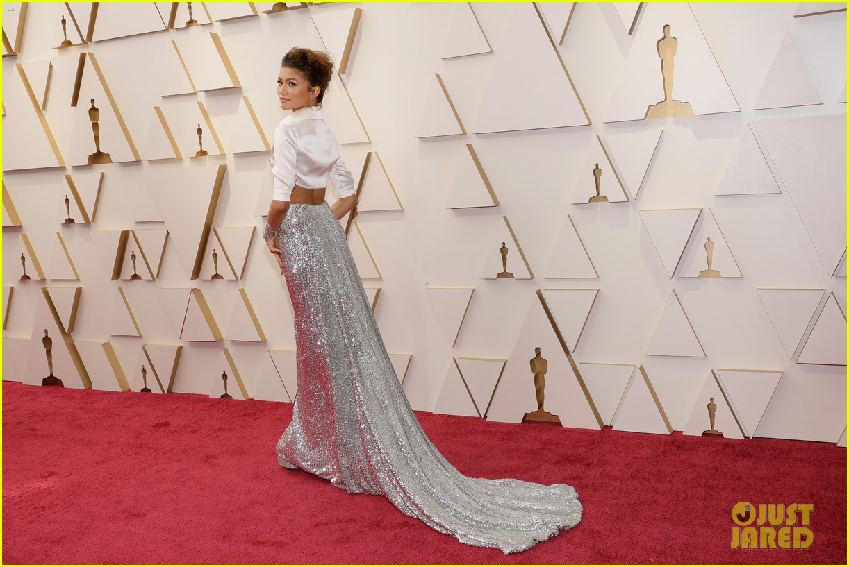 zendaya shines while arriving for the oscars 2022 16