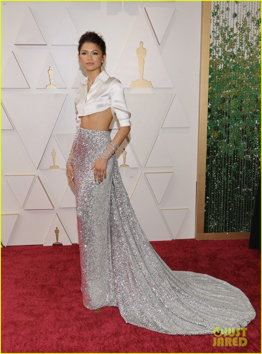 zendaya shines while arriving for the oscars 2022 17