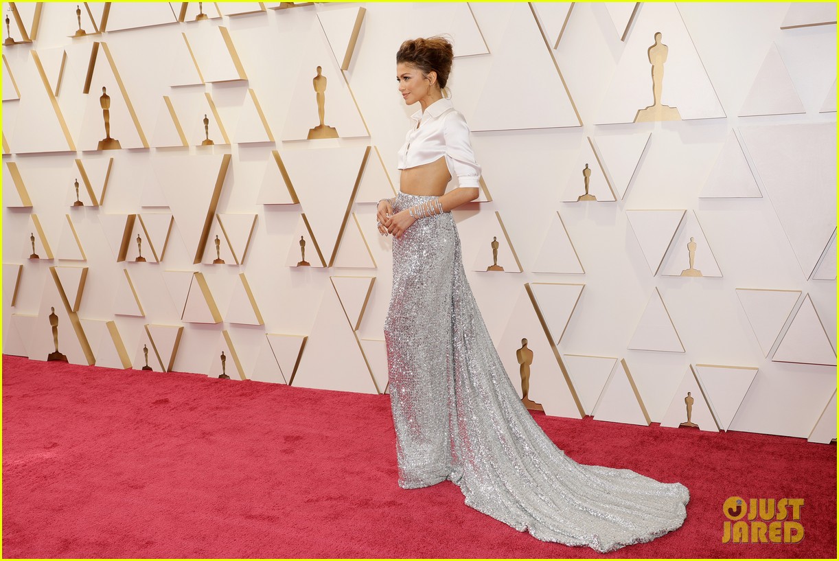 zendaya shines while arriving for the oscars 2022 26