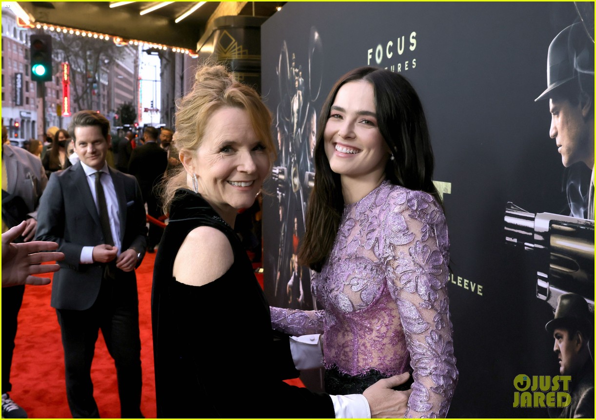 zoey deutch gets parents support at the outfit premiere 13