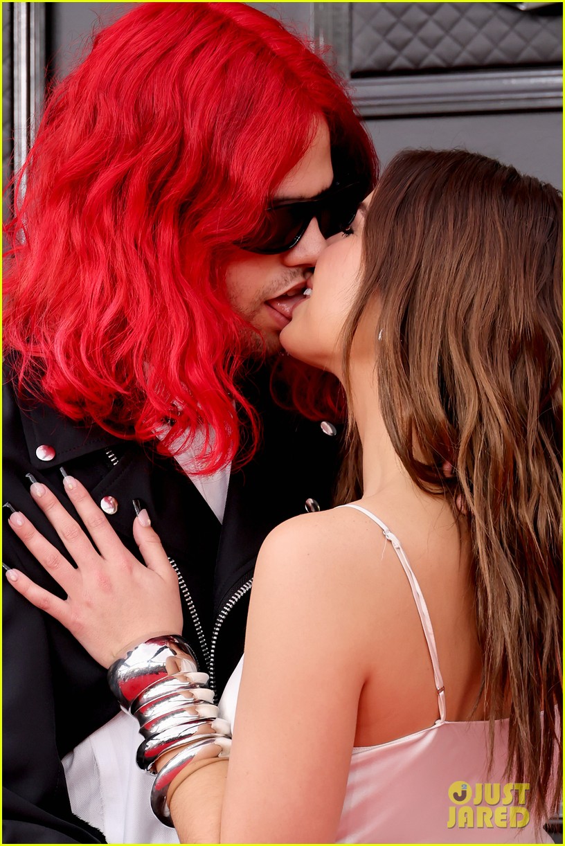 addison rae and bf omer fedi show a lot of pda at the grammys 02