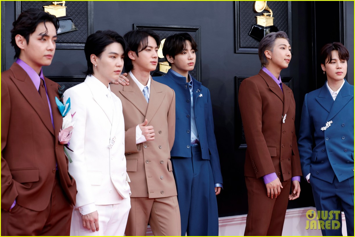 bts wear coordinating outfits for the grammys 02