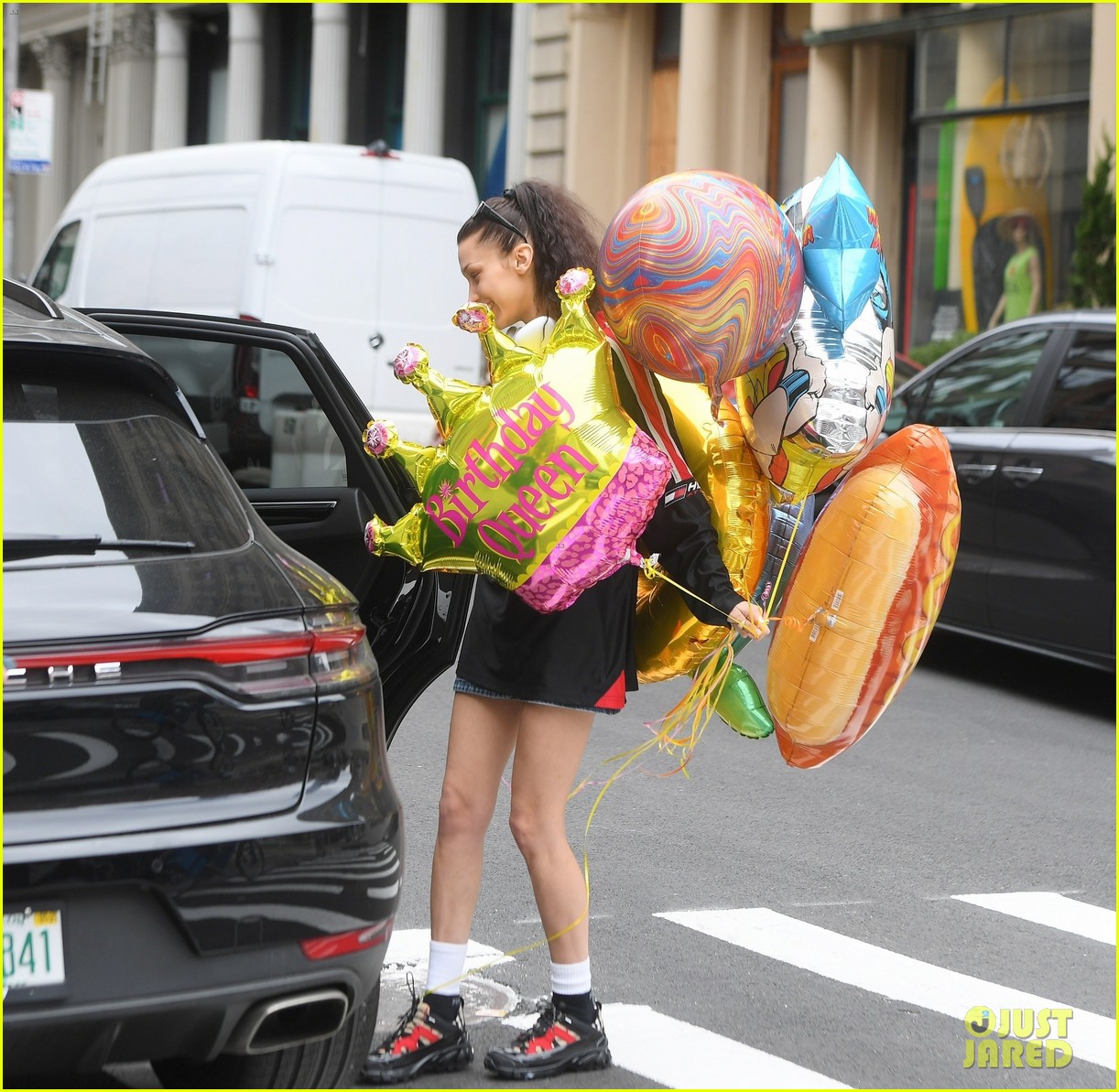 bella hadid birthday balloons for gigi hadid 21