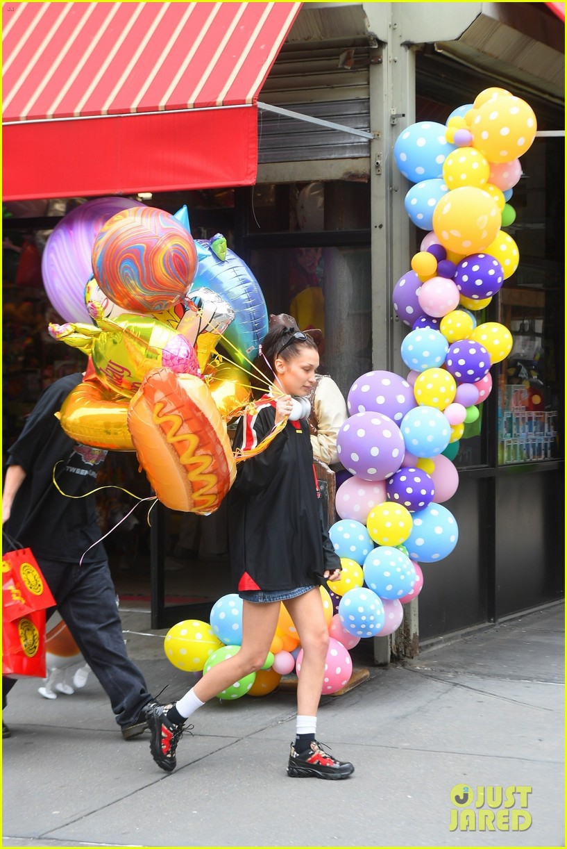 bella hadid birthday balloons for gigi hadid 22