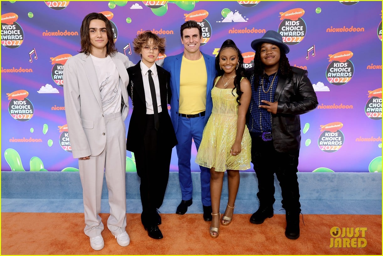 jace norman danger force cast attend kids choice awards after new episode airs 03