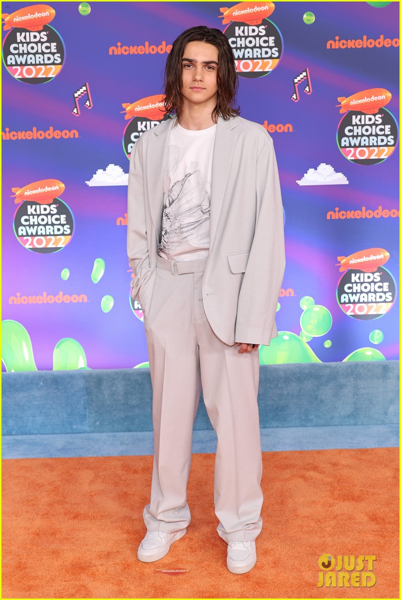 jace norman danger force cast attend kids choice awards after new episode airs 13