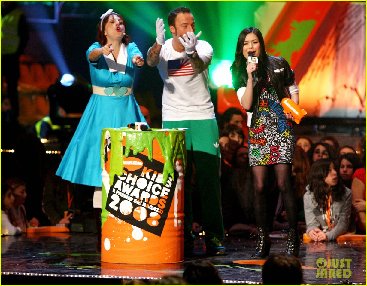 Look Back at Miranda Cosgrove On The Kids' Choice Awards Orange Carpet ...