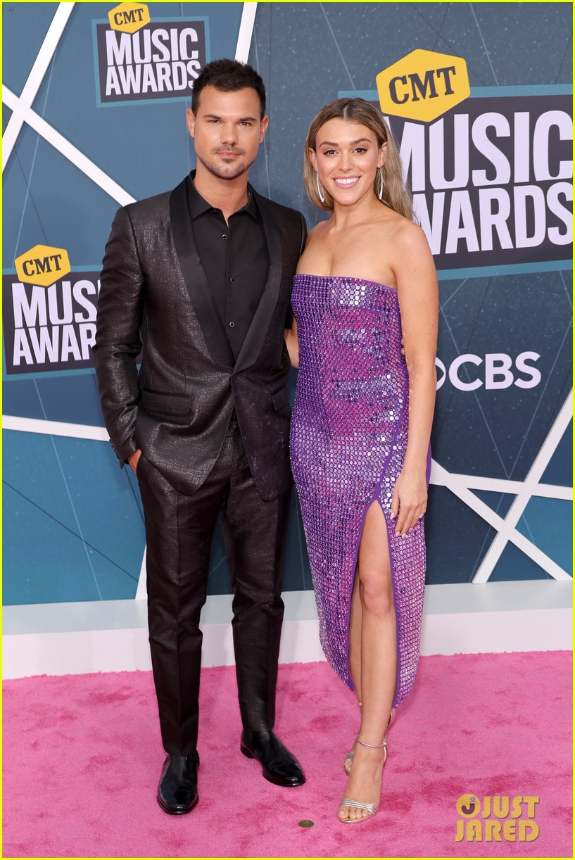 taylor lautner had a blast at cmt music awards with fiancee tay dome 01