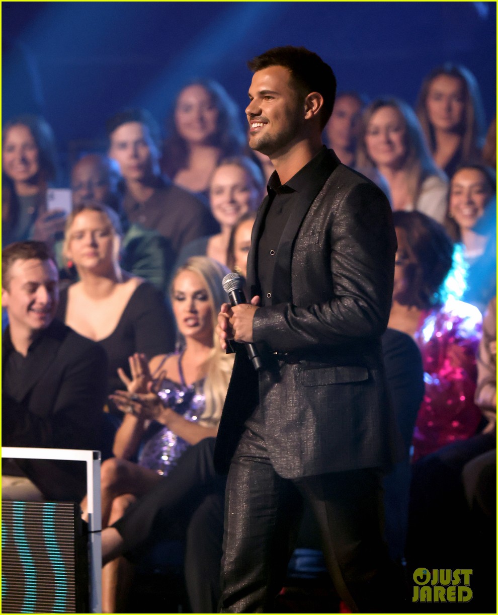 taylor lautner had a blast at cmt music awards with fiancee tay dome 02