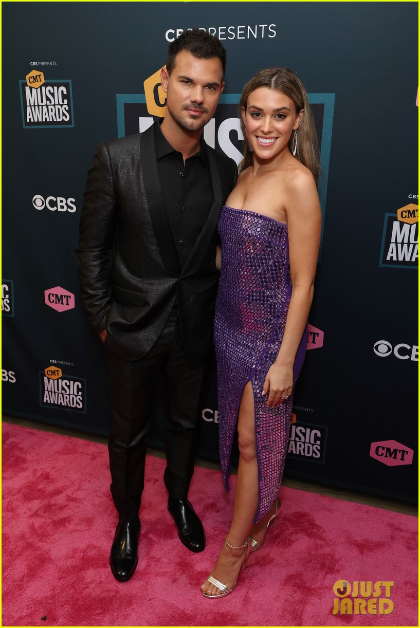 taylor lautner had a blast at cmt music awards with fiancee tay dome 03