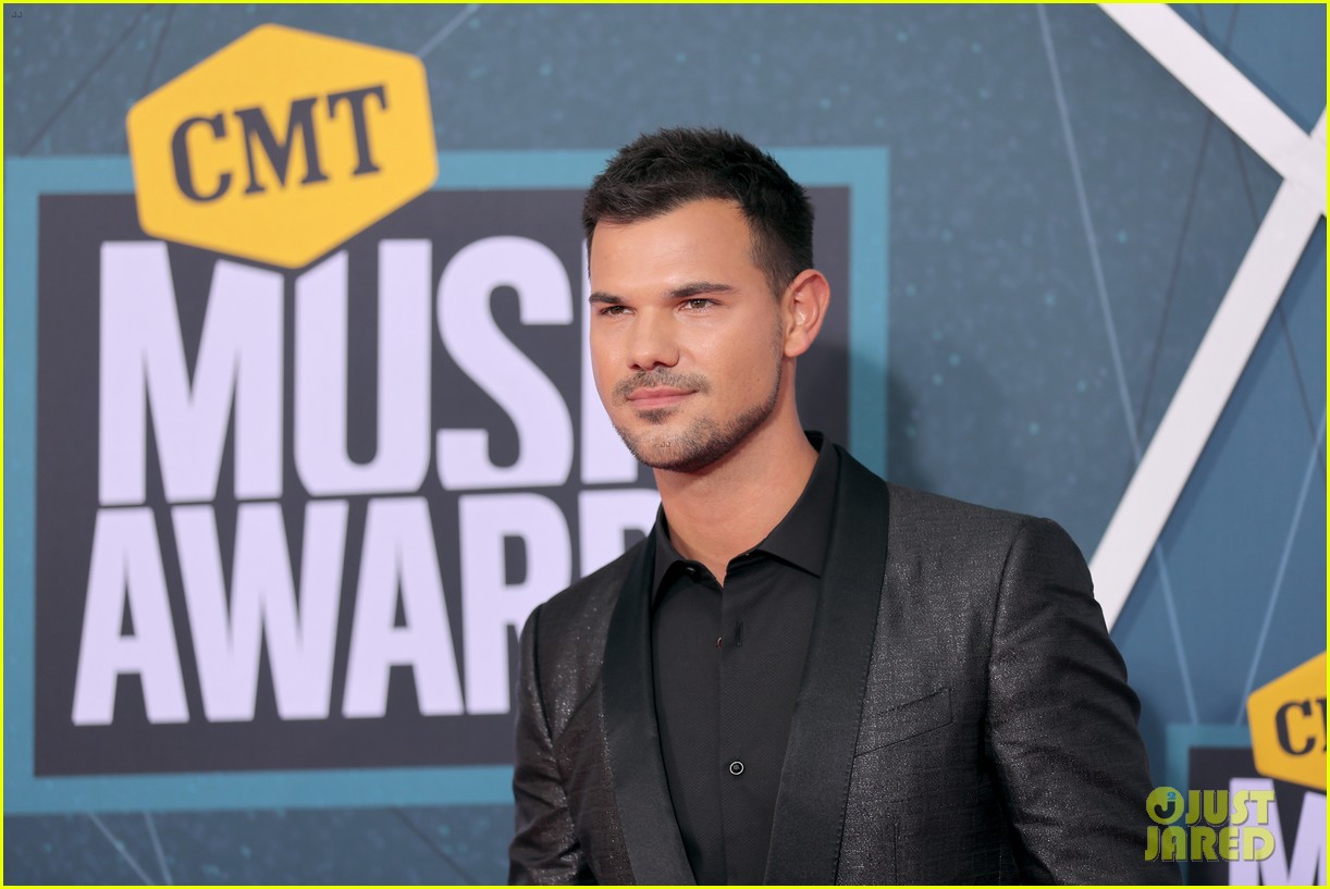 taylor lautner had a blast at cmt music awards with fiancee tay dome 06