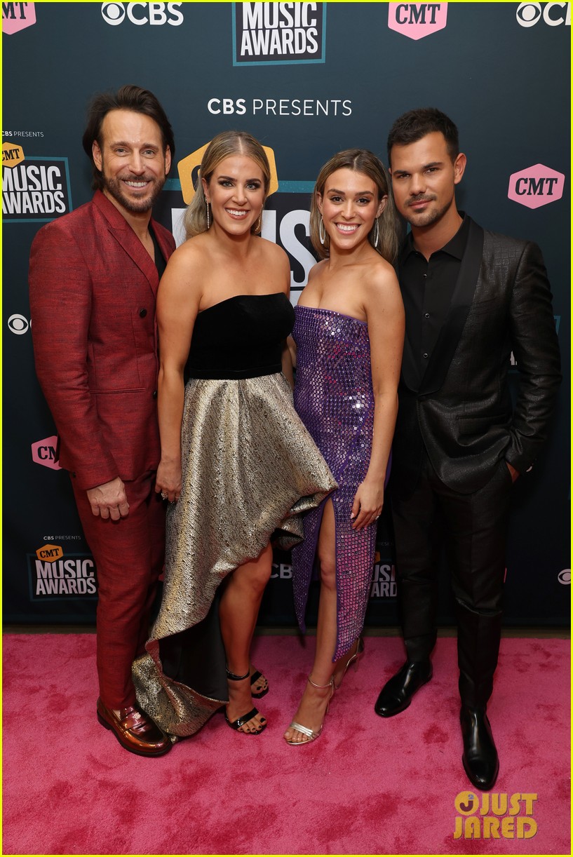 taylor lautner had a blast at cmt music awards with fiancee tay dome 08
