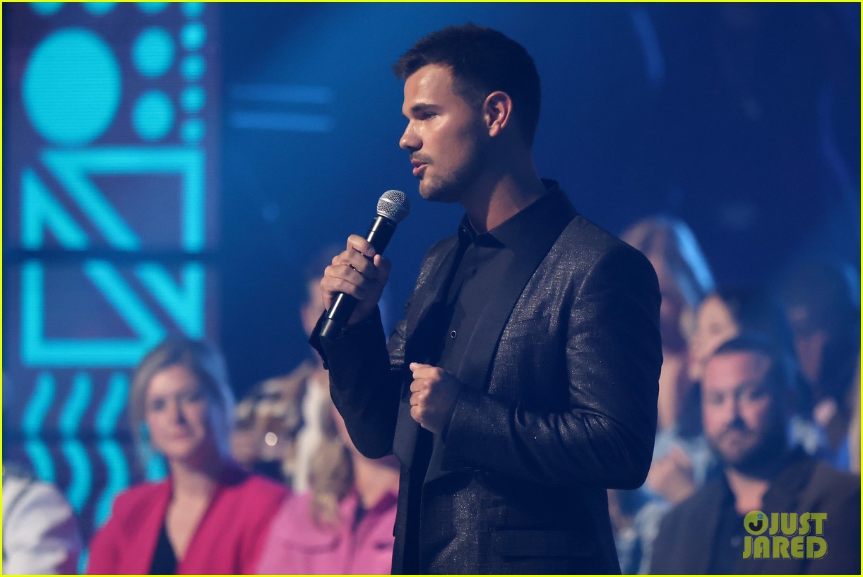taylor lautner had a blast at cmt music awards with fiancee tay dome 12
