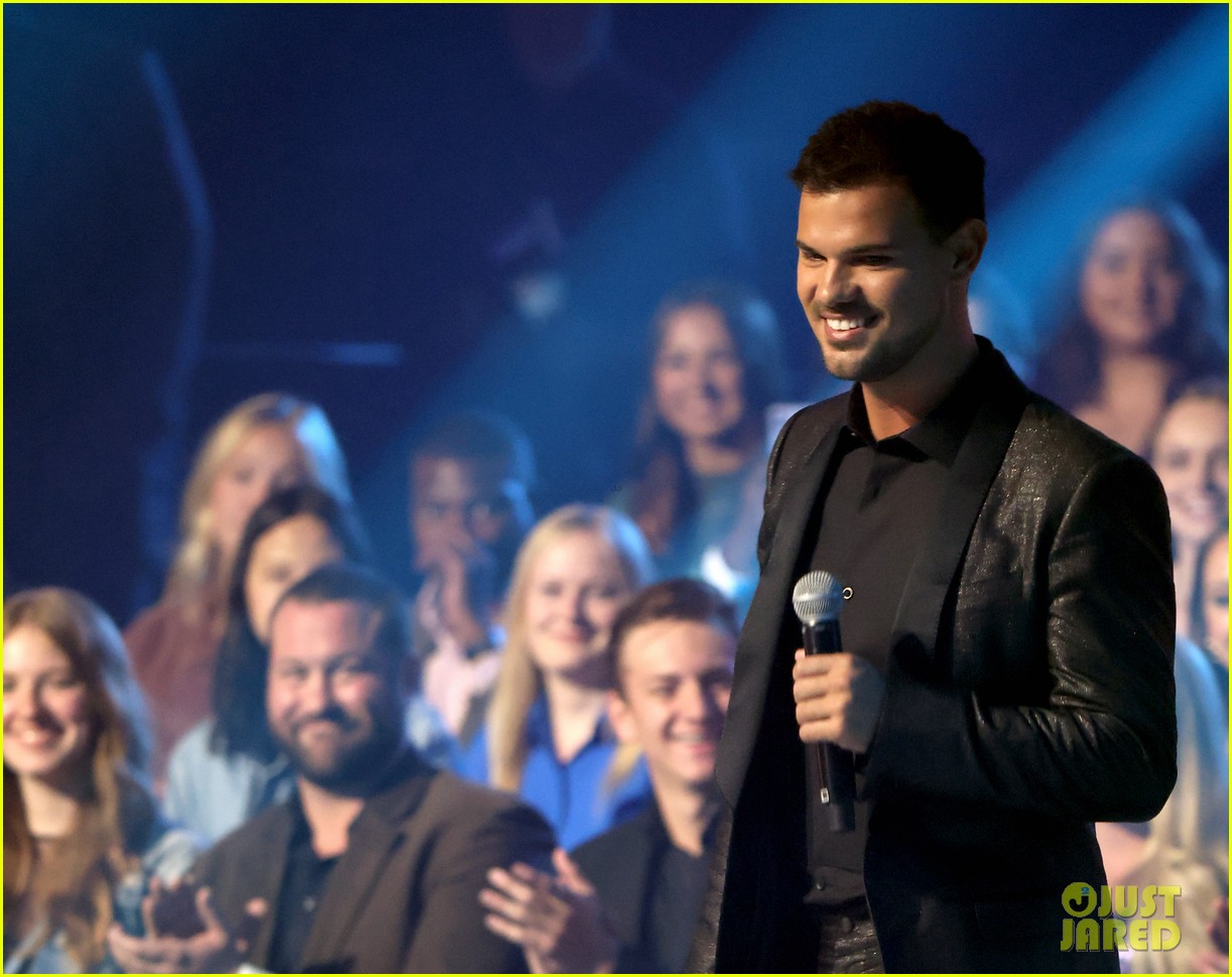 taylor lautner had a blast at cmt music awards with fiancee tay dome 13