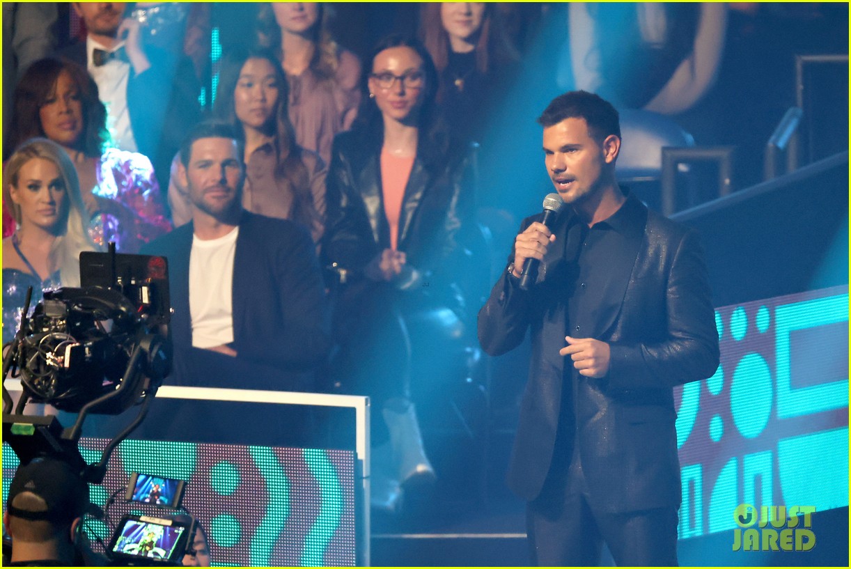taylor lautner had a blast at cmt music awards with fiancee tay dome 16