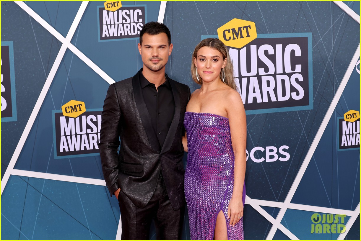 taylor lautner had a blast at cmt music awards with fiancee tay dome 20