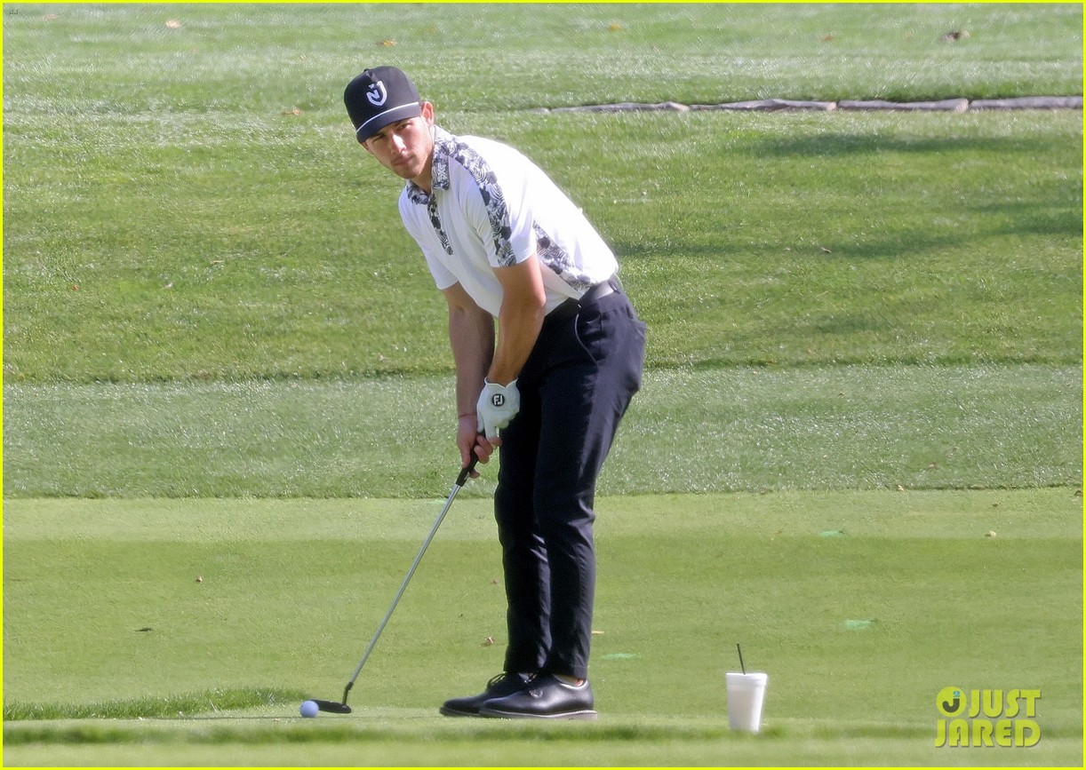 nick jonas spends the day playing golf with daren kagasoff 01