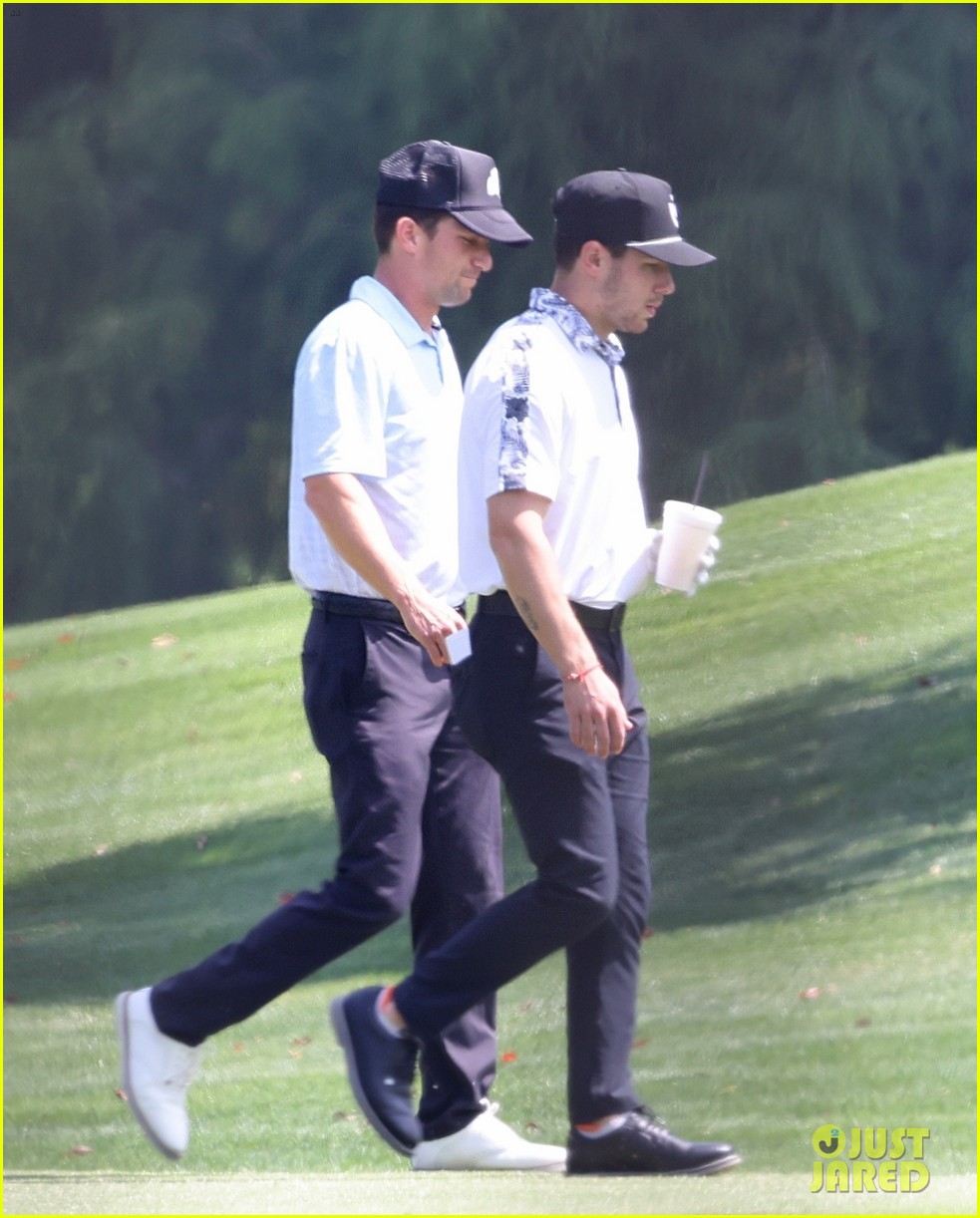 nick jonas spends the day playing golf with daren kagasoff 04