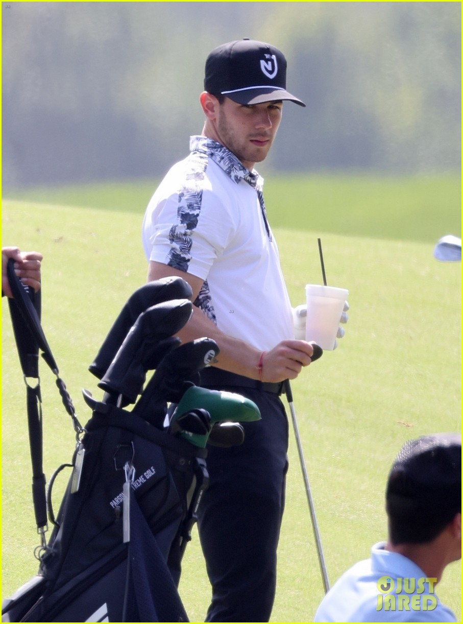nick jonas spends the day playing golf with daren kagasoff 05