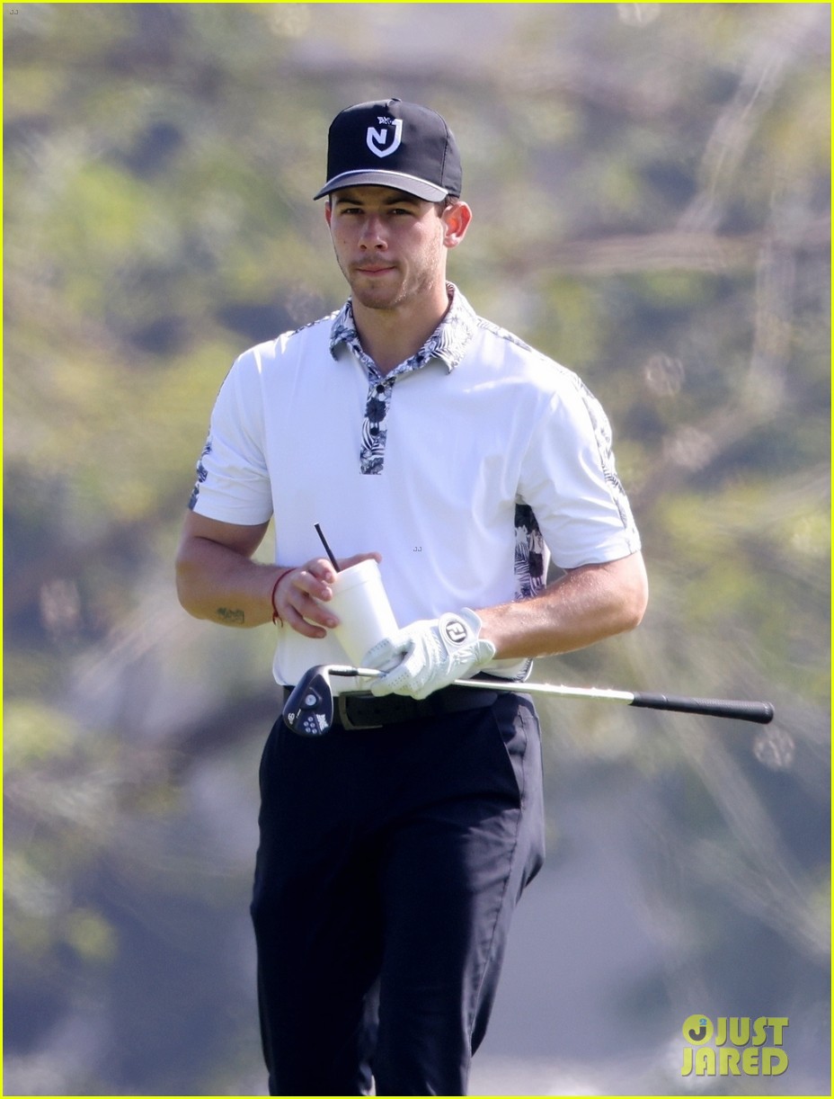 nick jonas spends the day playing golf with daren kagasoff 08