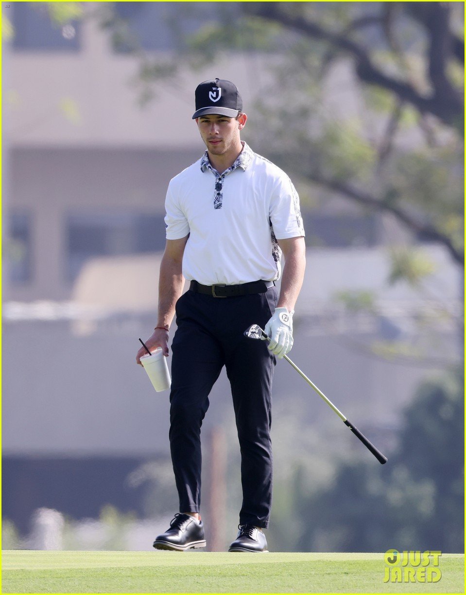 nick jonas spends the day playing golf with daren kagasoff 21