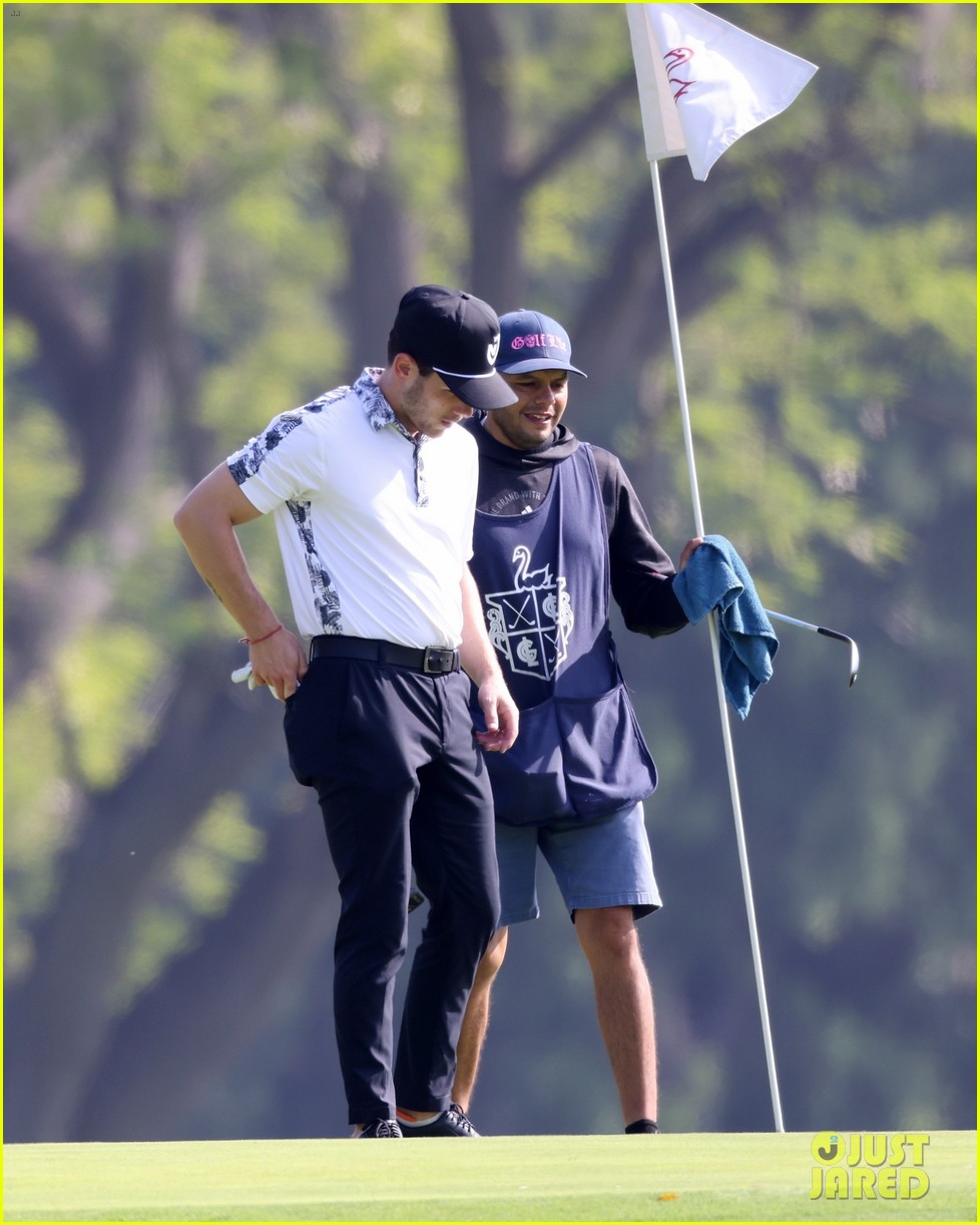 nick jonas spends the day playing golf with daren kagasoff 29