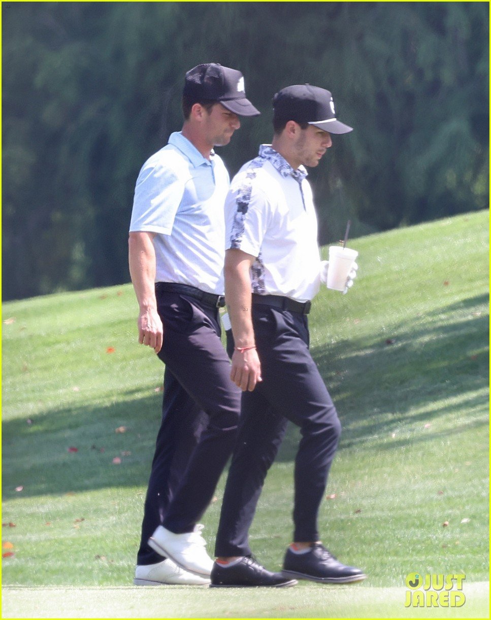 nick jonas spends the day playing golf with daren kagasoff 34