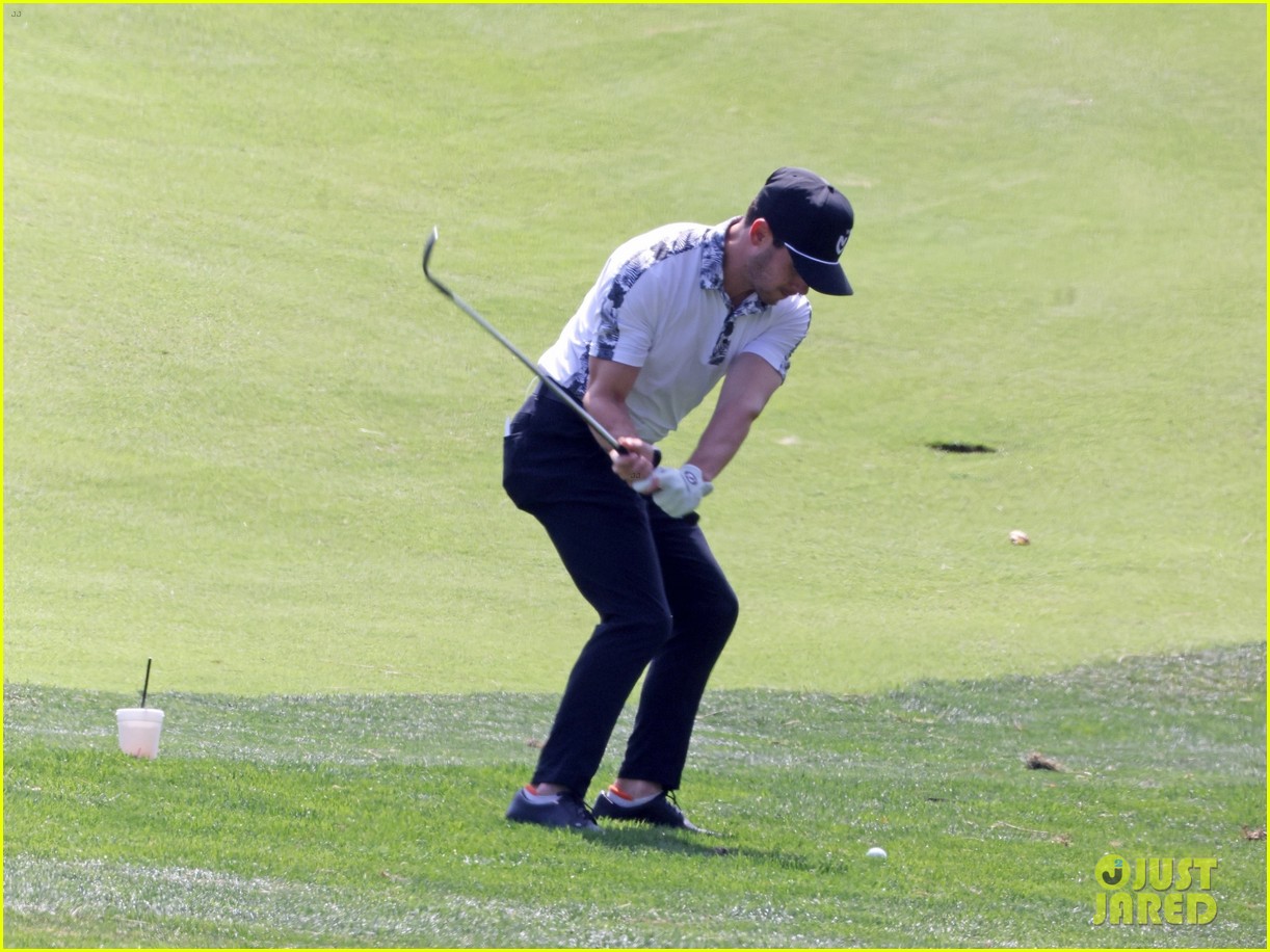 nick jonas spends the day playing golf with daren kagasoff 41