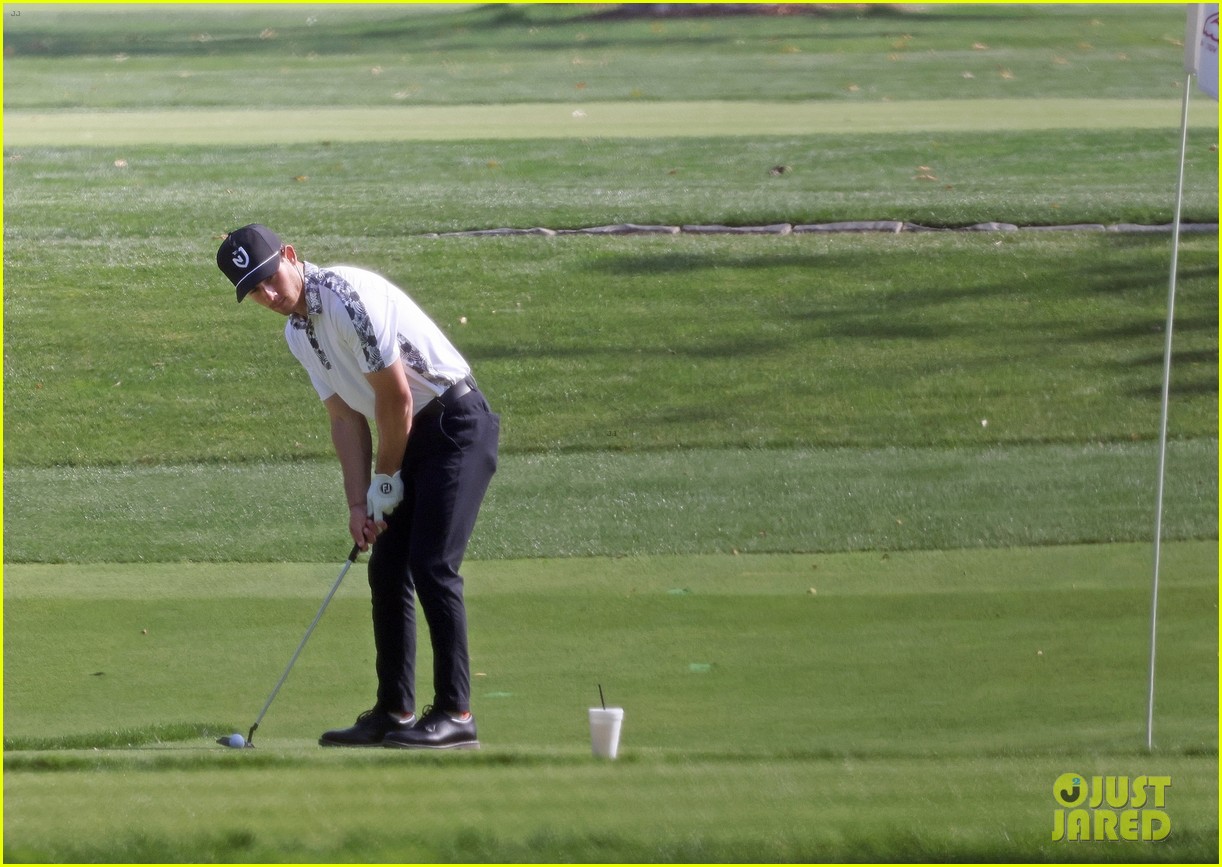 nick jonas spends the day playing golf with daren kagasoff 43