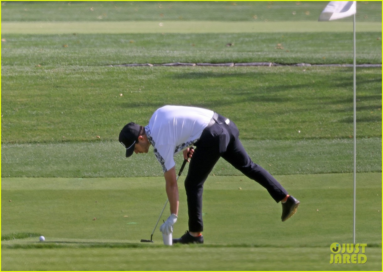 nick jonas spends the day playing golf with daren kagasoff 44