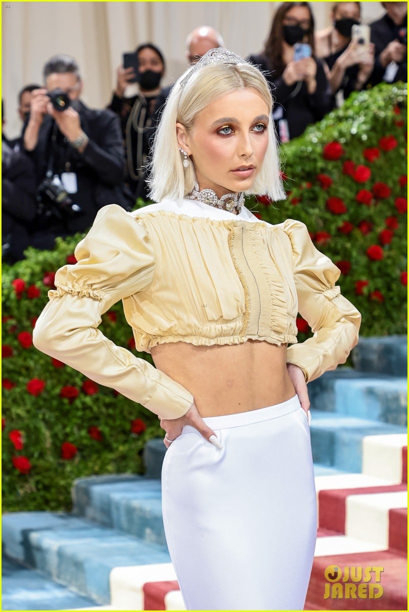 emma chamberlain looks super happy to be at the met gala 2022 09