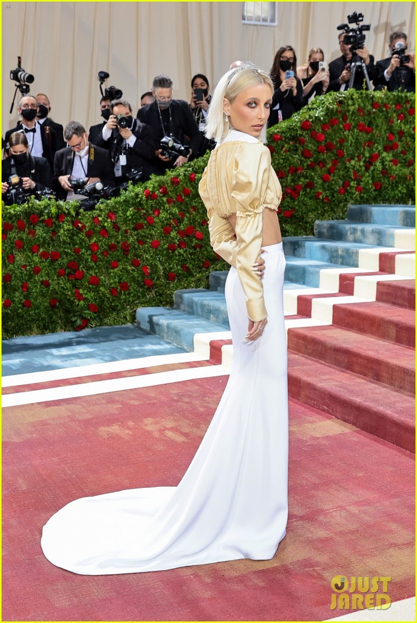 emma chamberlain looks super happy to be at the met gala 2022 10
