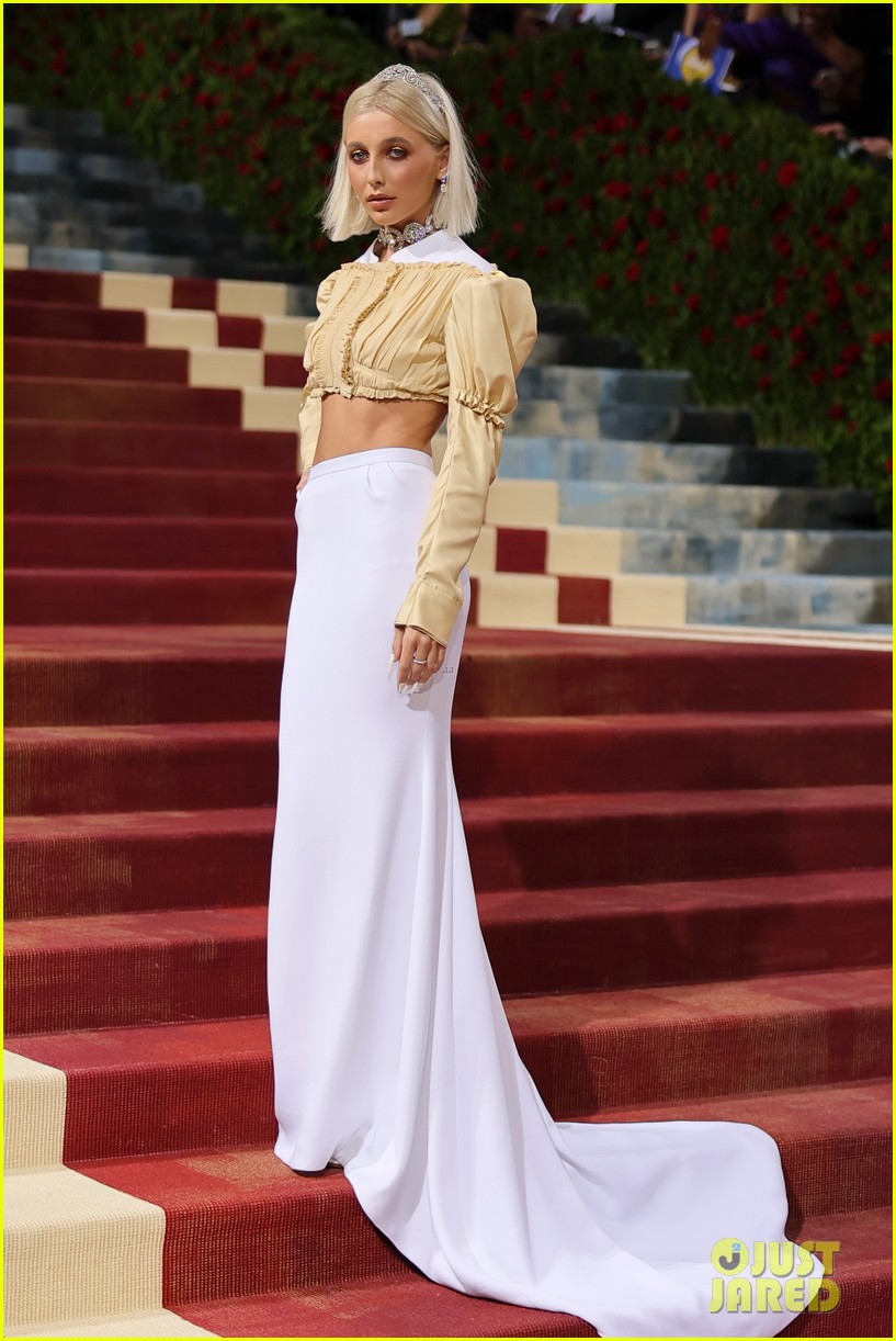 emma chamberlain looks super happy to be at the met gala 2022 12