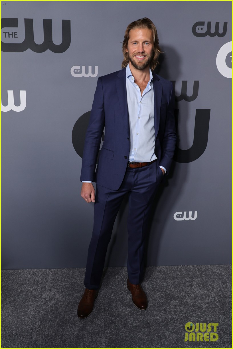 the cw debuts walker independence trailer as cast hits up upfronts in nyc 03
