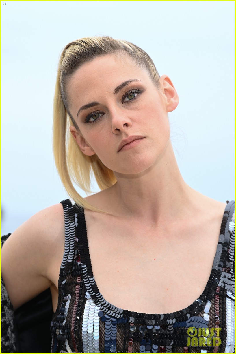 kristen stewart steps out for chanel cruise 23 fashion show in monte carlo 02