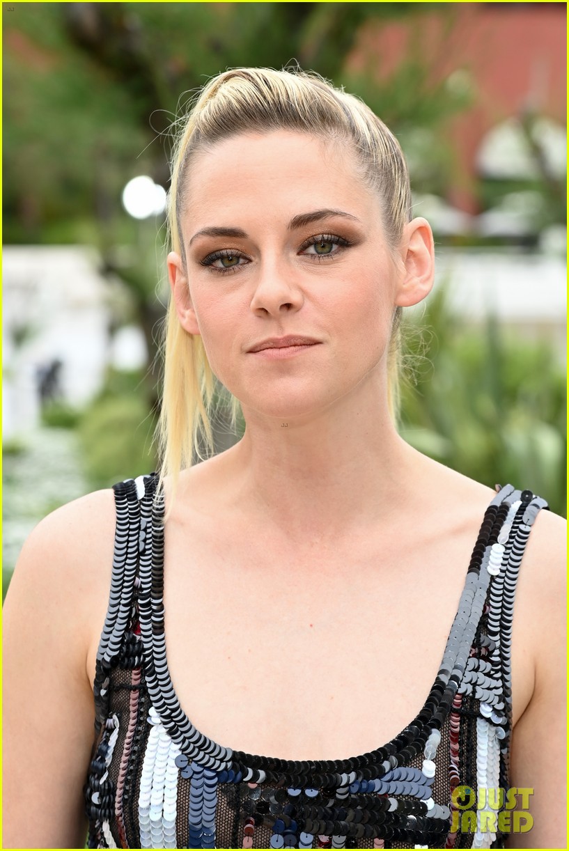 kristen stewart steps out for chanel cruise 23 fashion show in monte carlo 04