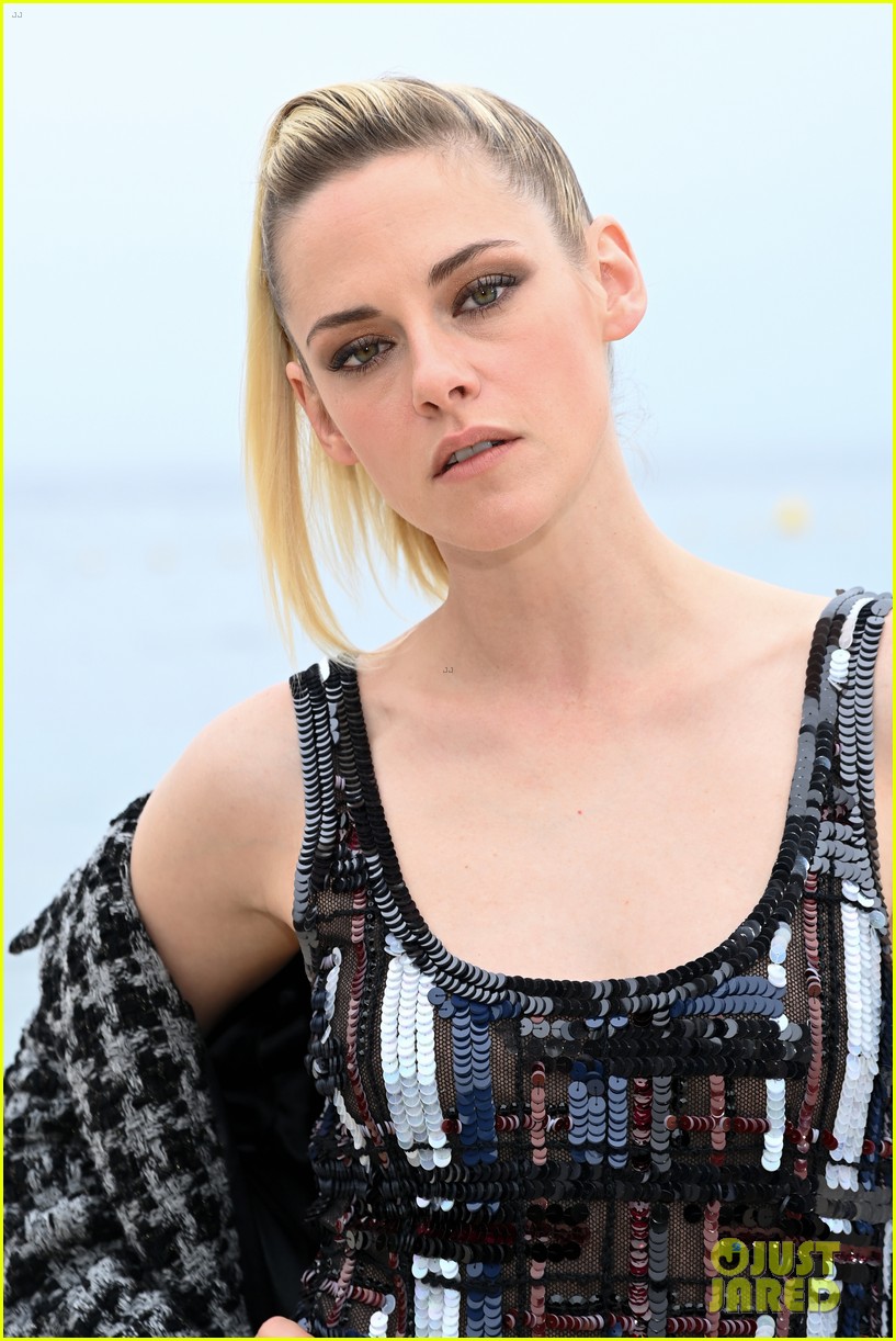 kristen stewart steps out for chanel cruise 23 fashion show in monte carlo 08
