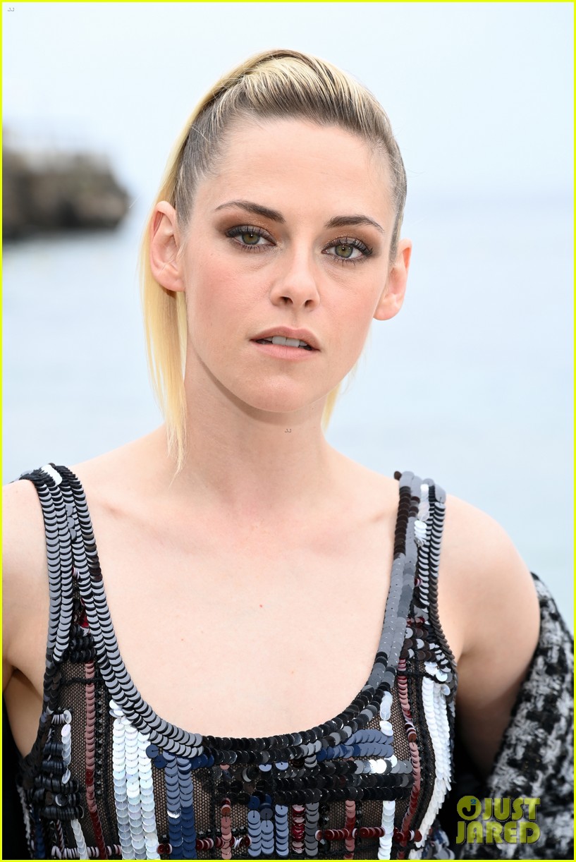 kristen stewart steps out for chanel cruise 23 fashion show in monte carlo 09