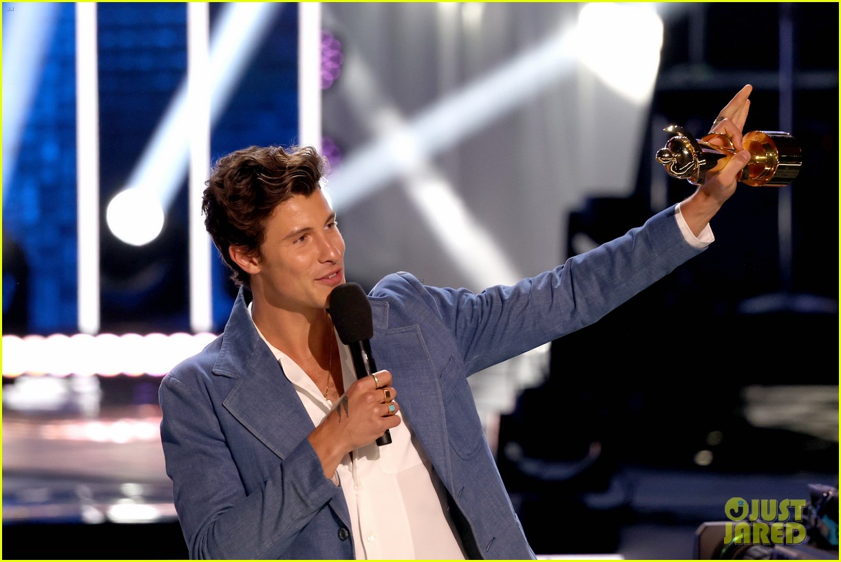 shawn mendes gives inspiring speech at juno awards watch now 14