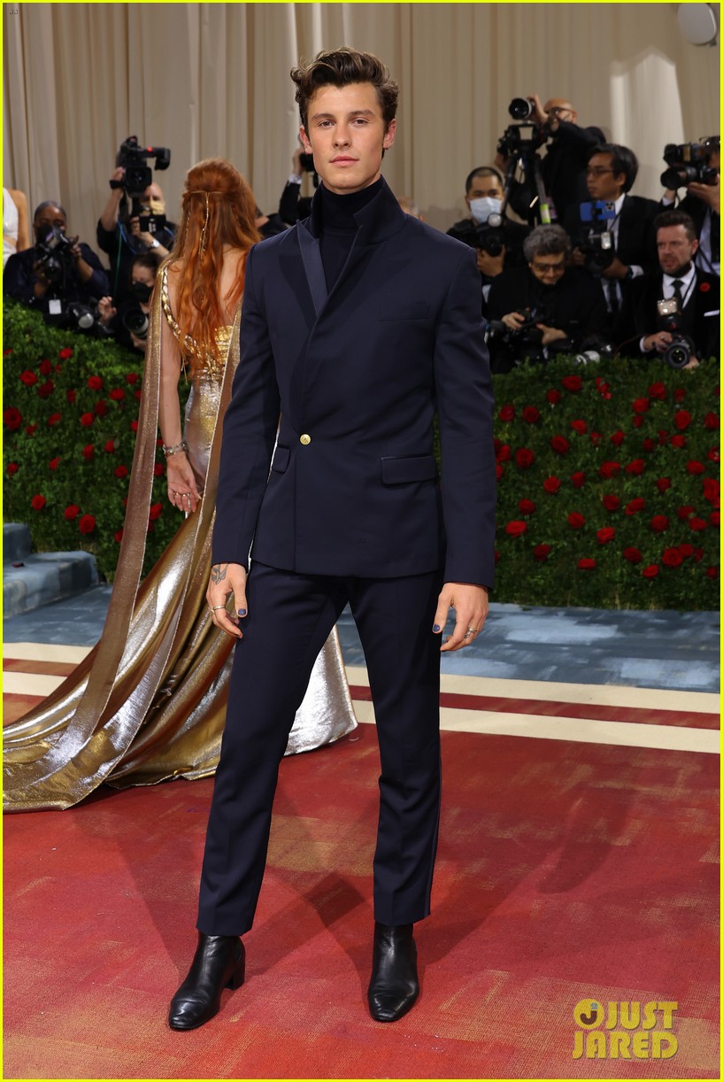 shawn mendes matches nail polish to suit at met gala 05