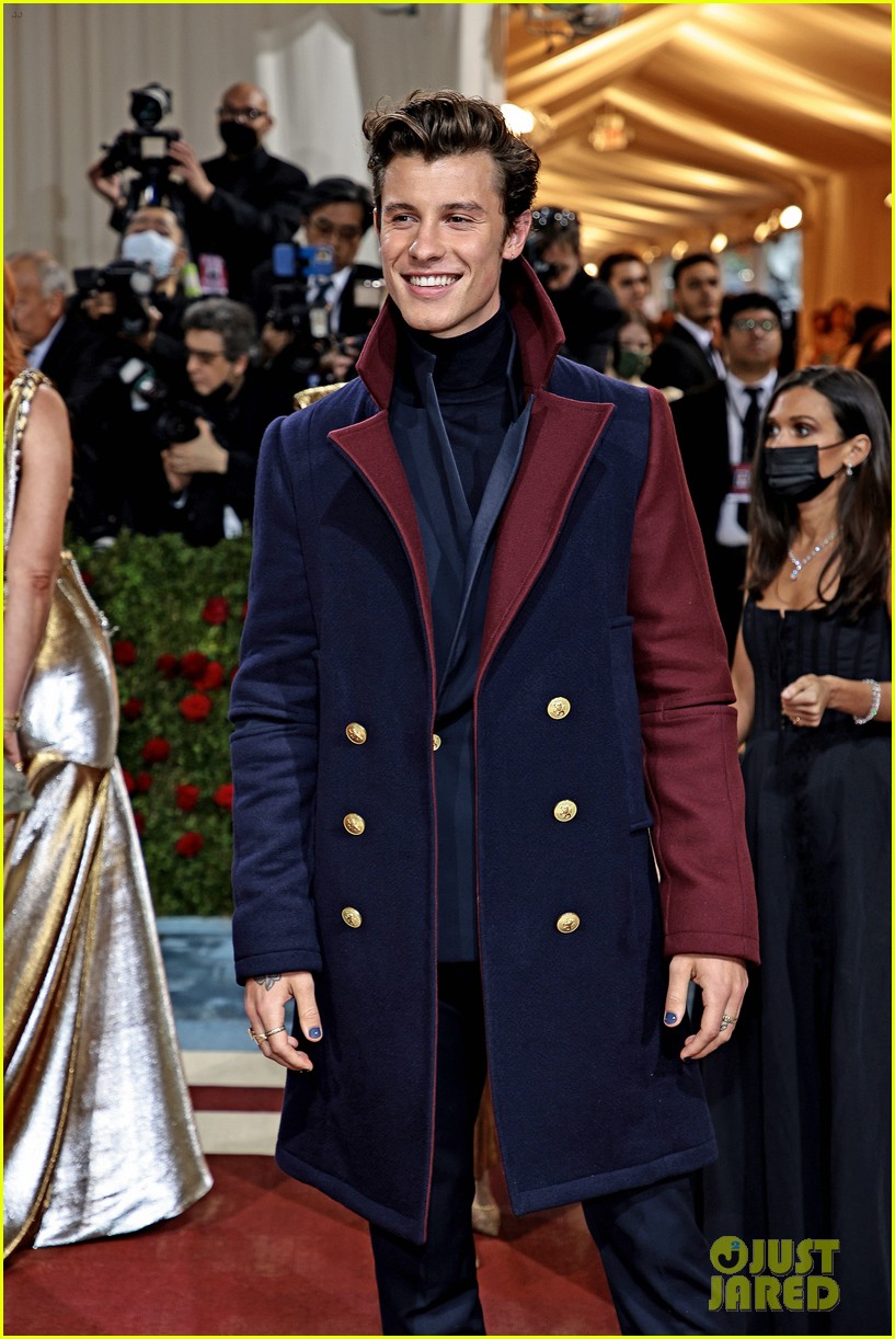 shawn mendes matches nail polish to suit at met gala 07