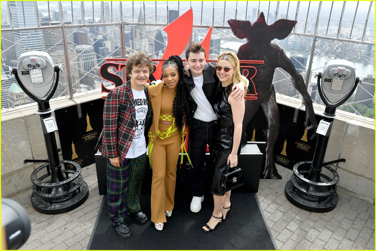 stranger things stars light up empire state building ahead of season four premiere 04